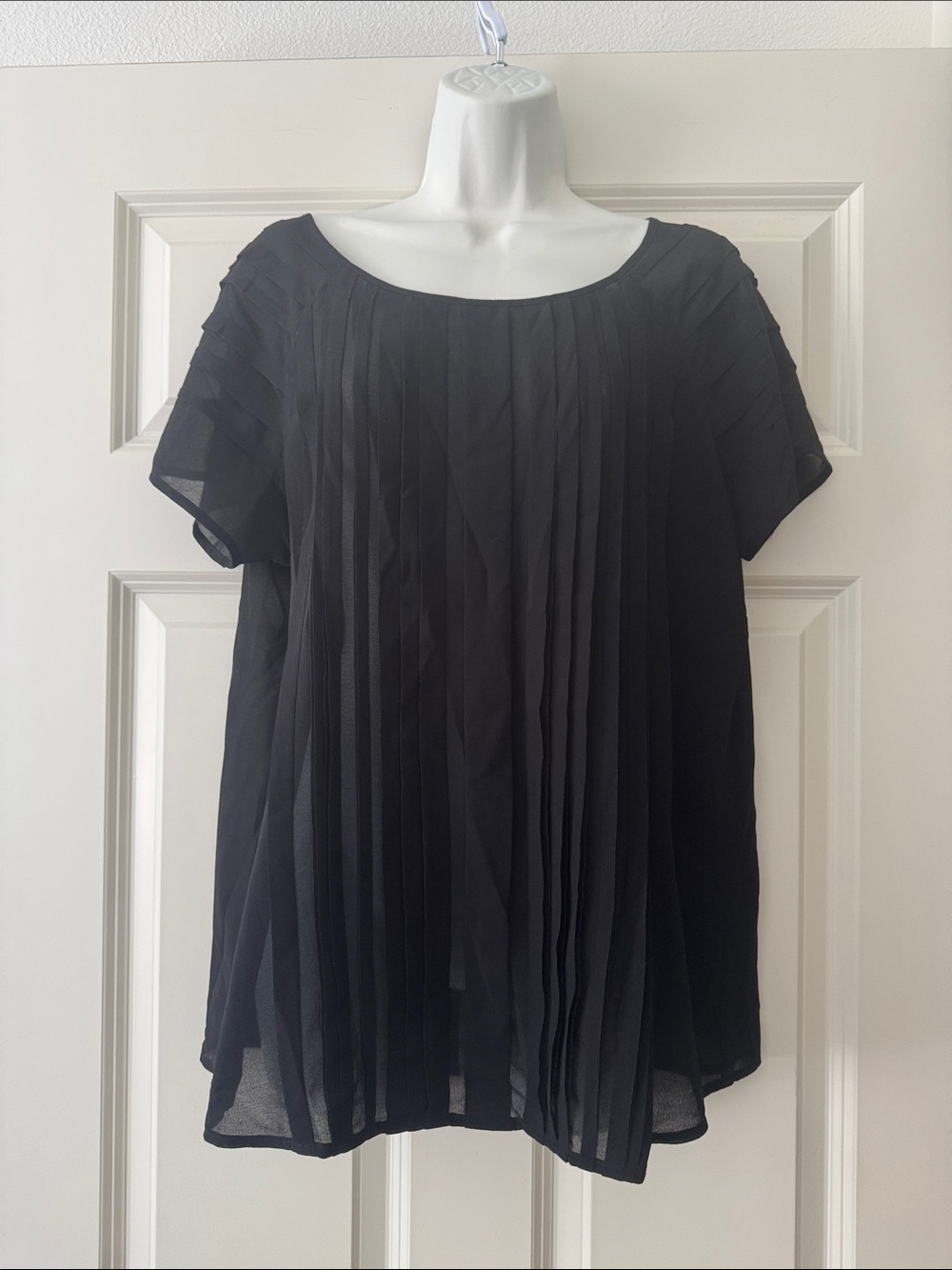 LOFT Black Pleated Short-Sleeve Scoop Neck Blouse size L